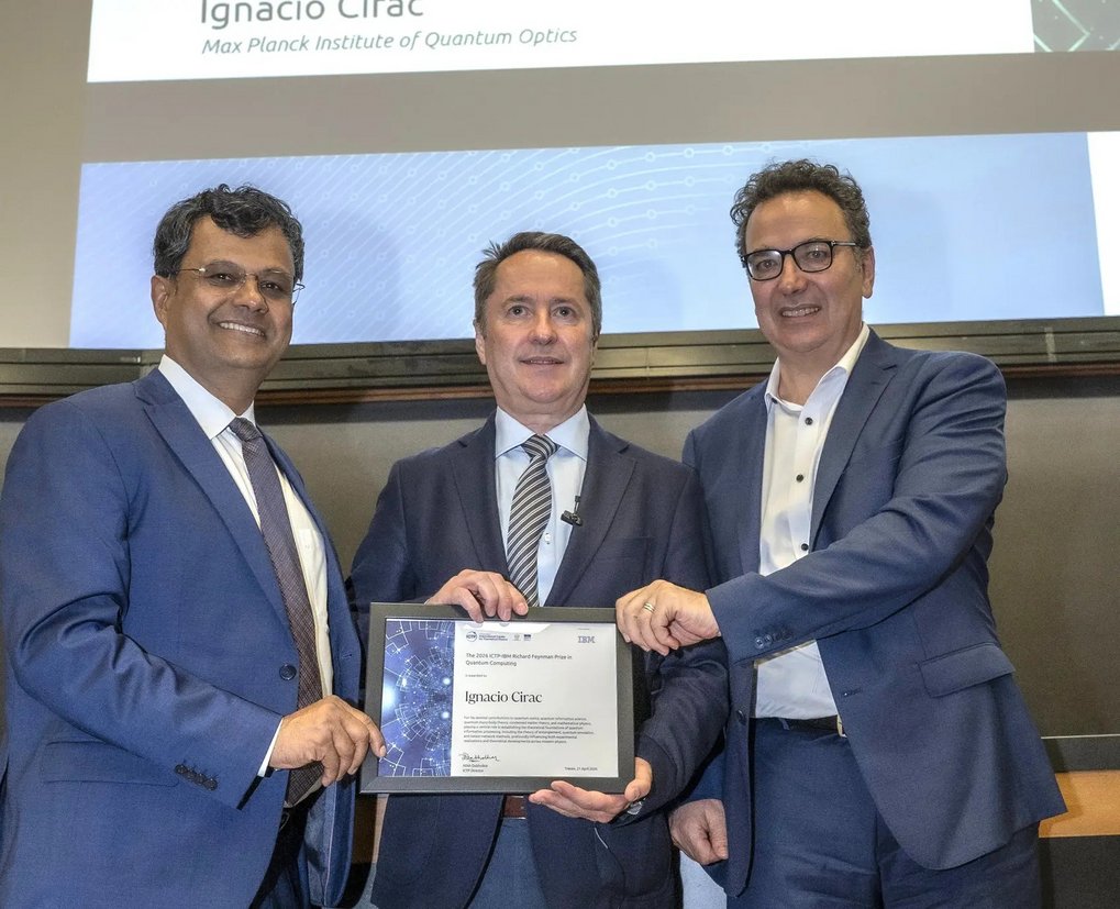 Ignacio receives inaugural Richard Feynman Prize