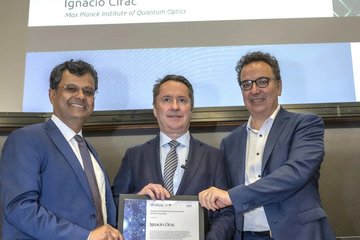 Ignacio receives inaugural Richard Feynman Prize