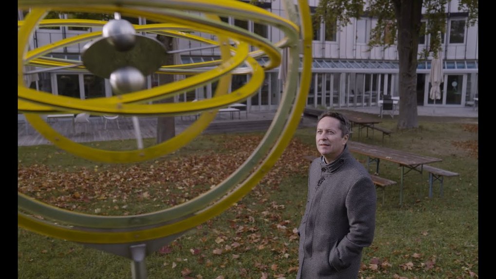 The interview and lab tour with Ignacio Cirac was recorded in November 2021 at the Max Planck Institute of Quantum Optics. The video was produced with the support of ScienceRelations.